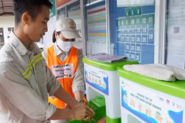 Rửa tay thường xuyên với xà bông/xà phòng/dung dịch rửa tay khô... có thể giảm được 44% sự lây truyền các bệnh hô hấp. (Ảnh: PV/Vietnam+)