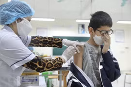 Nhân viên y tế tiêm vaccine phòng COVID-19 cho học sinh lớp 6 tại điểm tiêm chủng trường THCS Lê Ngọc Hân, quận Hai Bà Trưng, Hà Nội. (Ảnh: Minh Quyết/TTXVN)