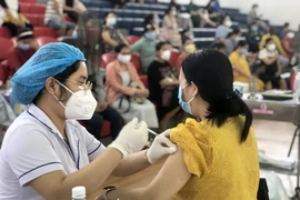 Tiêm vaccine phòng COVID-19 cho người dân. (Ảnh: Nguyên Linh/TTXVN)