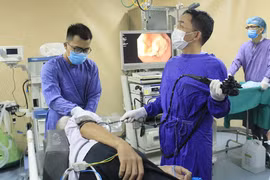 Các bác sỹ thực hiện nội soi cho bệnh nhân. (Ảnh: PV/Vietnam+)