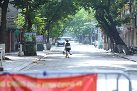Hà Nội phong tỏa một đoạn phố Đội Cấn liên quan đến 16 ca nhiễm COVID-19. (Ảnh: Hoàng Hiếu/TTXVN)