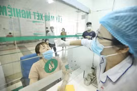 Nhân viên y tế lấy mẫu xét nghiệm cúm A cho bệnh nhân tại Bệnh viện Bệnh nhiệt đới Trung ương. (Ảnh: Minh Quyết/TTXVN)