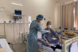 Bác sỹ thăm khám cho bệnh nhân. (Ảnh: PV/Vietnam+)