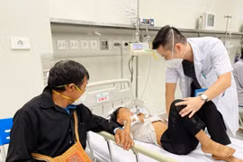 Trẻ đang điều trị tại Bệnh viện Nhi Trung ương. (Ảnh: PV/Vietnam+)