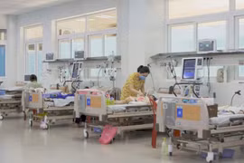 Khoa Hồi sức tích cực-Chống độc, Bệnh viện Sản Nhi Quảng Ngãi có nhiều trẻ mắc tay chân miệng với biến chứng nặng. (Ảnh: Đinh Hương/TTXVN)
