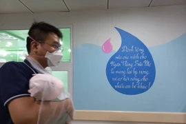 Chồng chị chị Nguyễn Thị Hải tại Ngân hàng sữa mẹ ở Bệnh viện Nhi Trung ương. (Ảnh: T.G/Vietnam+)