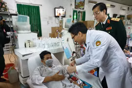 Phó thủ tướng Chính phủ Vũ Đức Đam đã đến thăm hỏi và tặng quà bệnh nhân đang điều trị tại Bệnh viện Quân y 103. (Ảnh: T.G/Vietnam+)
