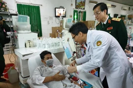 Phó thủ tướng Chính phủ Vũ Đức Đam đã đến thăm hỏi và tặng quà bệnh nhân đang điều trị tại Bệnh viện Quân y 103. (Ảnh: T.G/Vietnam+)