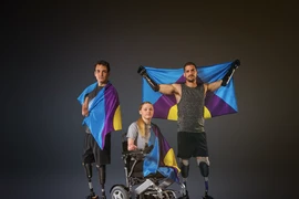 Các vận động viên khuyết tật Ellie Challis (Anh), Théo Curin (Pháp) và Davide Morana (Italy) phất lên Lá cờ đẩy lùi viêm màng não.(Ảnh: pV/Vietnam+)