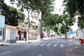 Người dân Thành phố Hồ Chí Minh nghiêm túc thực hiện Chỉ thị 16/CT-TTg. (Ảnh: Xuân Khu/TTXVN)