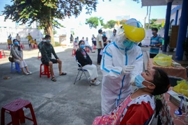 Đà Nẵng xét nghiệm COVID-19 cho người dân Phú Yên trước khi trở về nơi cư trú. (Ảnh: Trần Lê Lâm/TTXVN)