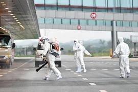 Phun khử khuẩn tại Sân bay Quốc tế Vân Đồn. (Ảnh: PV/Vietnam+)