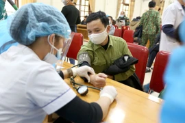 Các đối tượng trước khi tiêm vaccine phòng COVID-19 đều được rà soát, kiểm tra sàng lọc. (Ảnh: Văn Tý/TTXVN)