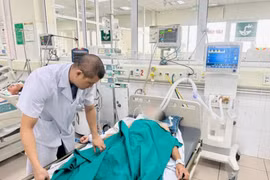 Bác sĩ Bệnh viện Bệnh Nhiệt đới Trung ương theo dõi sức khoẻ cho một trường hợp mắc bệnh dại trong tình trạng nặng. (Ảnh: PV/Vietnam+)