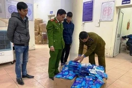 Công an tịch thu thẻ được quảng cáo là có tác dụng diệt virus gây bệnh COVID-19. (Ảnh: CTV)