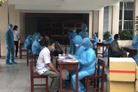 Công tác lấy mẫu xét nghiệm được thực hiện an toàn tại nhiều tỉnh. (Ảnh: TTXVN phát)