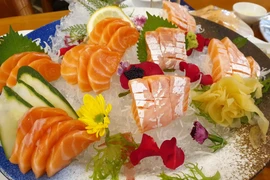 Cần tăng cường bổ sung nguồn chất béo có lợi - thường được tìm thấy nhiều trong các loại cá biển sâu như cá hồi, cá trích. (Ảnh: PV/Vietnam+)