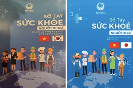 Sổ tay sức khỏe người di cư dành cho lao động Việt Nam đi làm việc tại Nhật Bản và Hàn Quốc. (Ảnh: PV/Vietnam+)