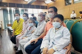 Các bệnh nhân đã hồi phục sức khỏe và được ra viện tại Bệnh viện Bạch Mai. (Ảnh: PV/Vietnam+)