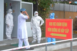 Lực lượng y tế tại Đà Nẵng thực hiện các khâu kiểm soát bệnh nhân kỹ lưỡng. (Ảnh: Văn Dũng/TTXVN)