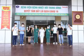 Các bệnh nhân được công bố khỏi bệnh ngày 8/6. (Ảnh: Minh Quyết/TTXVN)