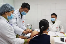 Tiêm mũi vắcxin ngừa COVID-19 Nano Covax liều 75mcg cho tình nguyện viên nữ. (Ảnh: PV/Vietnam+)