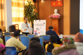 Các hoạt động tuyên truyền nhân Ngày Thế giới vì trẻ sinh non. (Ảnh: PV/Vietnam+)