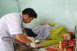 Nhân viên y tế tại Trạm y tế xã Quảng Phương (Quảng Trạch, Quảng Bình) khám chữa bệnh cho người dân. (Ảnh: T.G/Vietnam+)