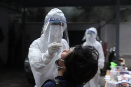 Nhân viên y tế quận Hai Bà Trưng lấy mẫu xét nghiệm COVID-19 cho các trường hợp trở về từ Thành phố Hồ Chí Minh ngày 10/7/2021.(Ảnh: Minh Quyết/TTXVN)