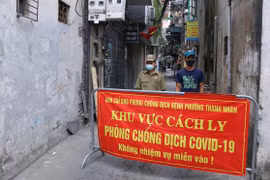 Hà Nội pong tỏa khu nhà B6 Trại Găng - quận Hai Bà Trưng. (Ảnh: Hoàng Hiếu/TTXVN)