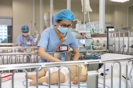 Bệnh nhi nhiễm khuẩn huyết do tụ cầu đang được điều trị tại Bệnh viện Nhi Trung ương. (Ảnh: PV/Vietnam+)