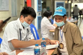 Bác sỹ tư vấn, khám chữa bệnh cho người dân. (Ảnh: PV/Vietnam+)