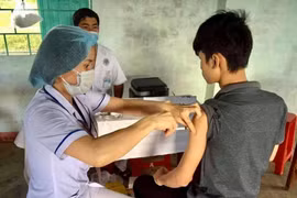 Tiêm vắcxin phòng bệnh bạch hầu cho người dân. (Ảnh: PV/Vietnam+)