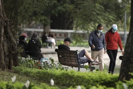 Nhiều địa điểm nơi công cộng bắt buộc phải đeo khẩu trang. (Ảnh: Minh Quyết/TTXVN)