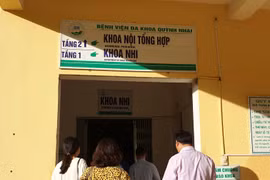 Người dân đến khám tại Bệnh viện đa khoa huyện Quỳnh Nhai. (Ảnh: T.G/Vietnam+)