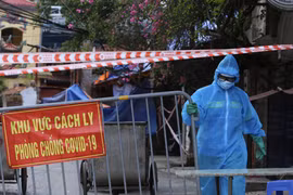 Hà Nội làm công tác khoanh vùng ca mắc COVID-19. (Ảnh: TTXVN/Vietnam+)