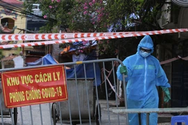 Hà Nội làm công tác khoanh vùng ca mắc COVID-19. (Ảnh: TTXVN/Vietnam+)