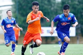 Tuyển Việt Nam (áo xanh) và U21 Việt Nam sẽ bước vào hai giải giao hữu từ chiều nay. (Ảnh: Minh Chiến/Vietnam+)