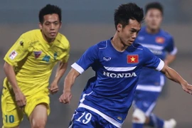 Văn Toàn (áo xanh) là một trong bốn cầu thủ của Hoàng Anh Gia Lai đá chính trận này. (Ảnh: Đỗ Đen/Vietnam+)