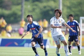 Công Phượng (áo xanh) nhận thức được vai trò về thể lực tại J-League. Ảnh: Mito Hollyhock