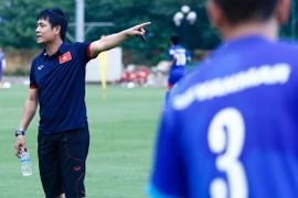 Tiền vệ Vũ Ngọc Thịnh (số 3) và Lê Văn Thắng bị căng cơ trong buổi tập của đội tuyển. Kiến nghị của bác sỹ muốn cho bộ đôi này lên phòng gym tập tạ. (Ảnh: Minh Chiến/Vietnam+)