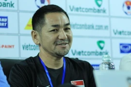 Huấn luyện viên Singapore cười mỉm khi được hỏi về hàng công U19 Việt Nam trận vừa qua. (Ảnh: PV/Vietnam+)