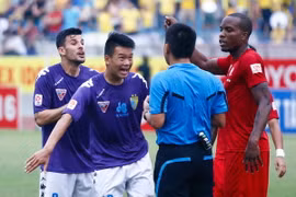 Nhiều quyết định của trọng tài ở giai đoạn vừa qua gây bức xúc tại V-League. (Ảnh: Minh Chiến/Vietnam+)