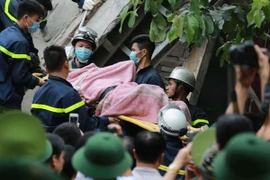 Một người chết do bê tông đè lên ở vụ sập nhà Cửa Bắc. (Ảnh: PV)