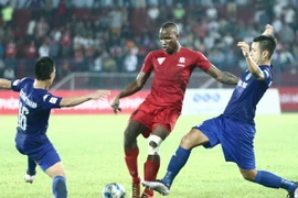 Hải Phòng bất lực trước hàng phòng ngự được tổ chức kín kẽ của nhà đương kim vô địch. (Ảnh: Minh Chiến/Vietnam+)