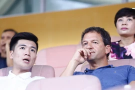 Ông Lopez được hộ tống bởi hai cậu con trai bầu Hiển. Bên trái là Đỗ Quang Vinh. (Ảnh: Minh Chiến/Vietnam+)