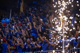 Hàng nghìn cổ động viên Quảng Ninh đã đi ô tô từ Cẩm Phả lên Hà Nội cổ vũ Than Quảng Ninh đánh bại Hà Nội T&T 2-1 tại Chung kết Cúp quốc gia tối ngày 29/9. (Ảnh: Minh Chiến/Vietnam+)