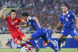 Thái Lan (áo xanh) tiếp tục khẳng định sự vượt trội của mình. (Ảnh: Minh Chiến/Vietnam+)