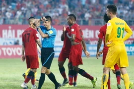Trọng tài Okabe (áo xanh) trong tình huống thổi phạt đền Thanh Hóa tại vòng 22 V-League tối qua. (Ảnh: Minh Chiến/Vietnam+)