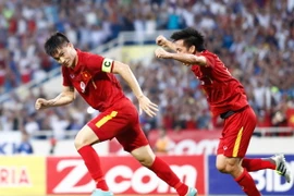 Công Vinh (mang băng đội trưởng) và Văn Quyết là chủ nhân của hai bàn thắng vào lưới Syria. (Ảnh: Minh Chiến/Vietnam+)